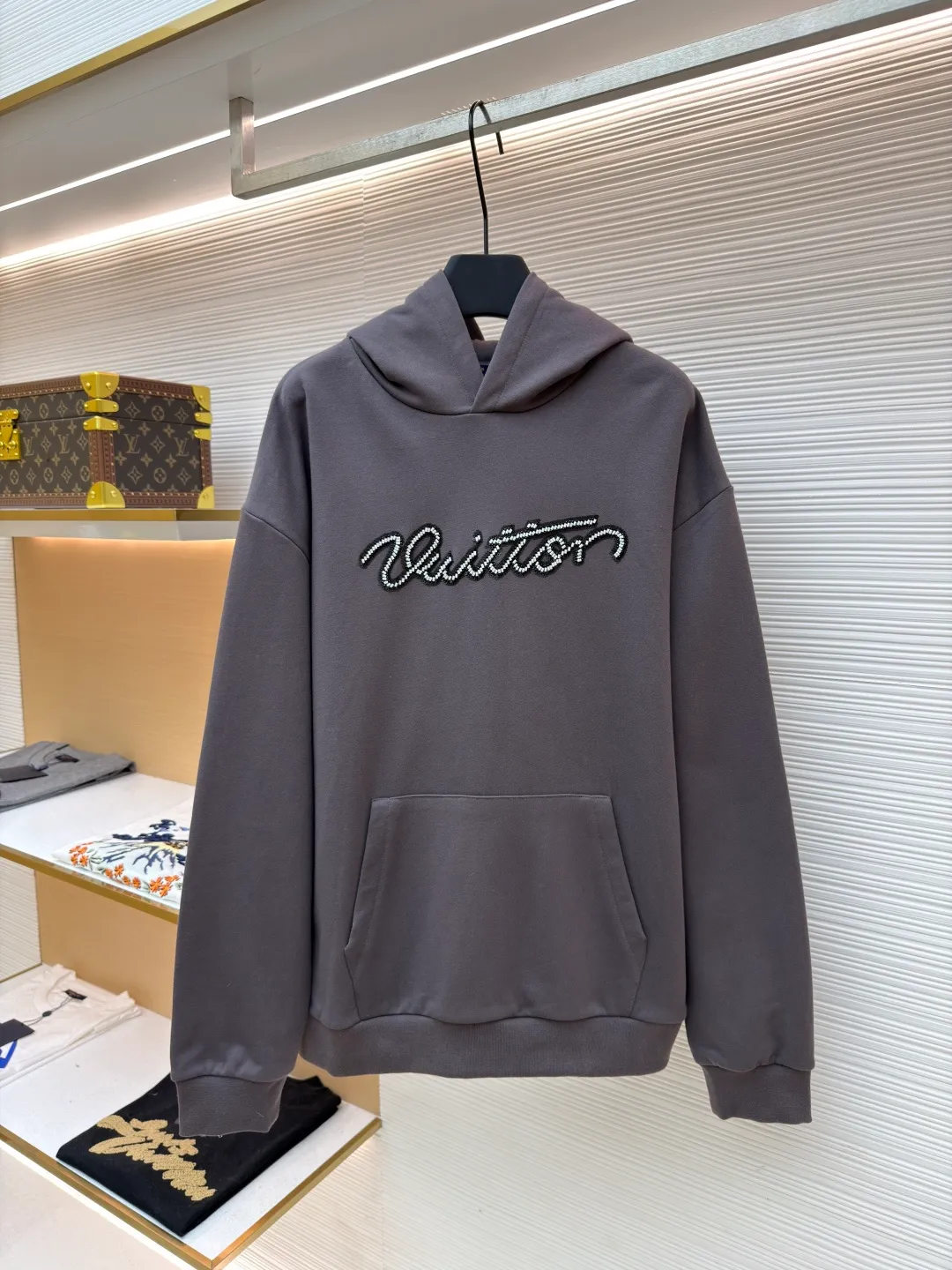 LOUIS VUITTON beaded embroidered letter hooded sweatshirt ●Original version: Purchased and developed by 13078 ●Item number: 1681742-A80 ●Fabric: pure cotton fish scale base fabric ●Technology: Pearl embroidery production ●Color: gray ●Version: fitted version ●Weight: about 805 grams ●Size: XS-S-M-L ●Description: The fabric is made of 26S double yarn + 10S fish scale bottom brushed fabric, weight 380g, with 21S double yarn 2*2 rib, weight 380g. This kind of fabric is treated with fleece to form a layer of soft and plump fluff on the inside; the improved fish scale knitting method forms a delicate concave and convex texture on the bottom surface, similar to the arrangement of fish scales. Effectively increases the air storage layer and improves thermal insulation performance. The front of the fabric is smooth and smooth, while the back is soft and waxy. It has excellent moisture absorption, breathability, wrinkle resistance and drape, and is thicker and crisper than ordinary sweatshirt materials. It gives clothes excellent warmth retention, breathability and skin-friendly touch. The Vuitton script on the chest is embroidered with beads. During the embroidery process, tiny beads are fixed on the fabric together with embroidery thread. The direct characteristics brought by this process are a strong three-dimensional sense, a unique sense of weight and a reflective effect that changes with the light. The overall wiring is straight and delicate, the fabric is comfortable and soft, and the color is consistent without color difference. It can be matched with the same style to create a fashionable look and control various occasions. Customized accessories, complete with three standards, same style for men and women!